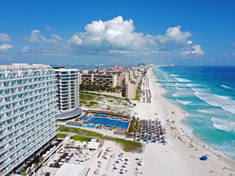 Cancun,Beach,And,Seadust,Cancun,Family,Resort,,The,Royal,Islander