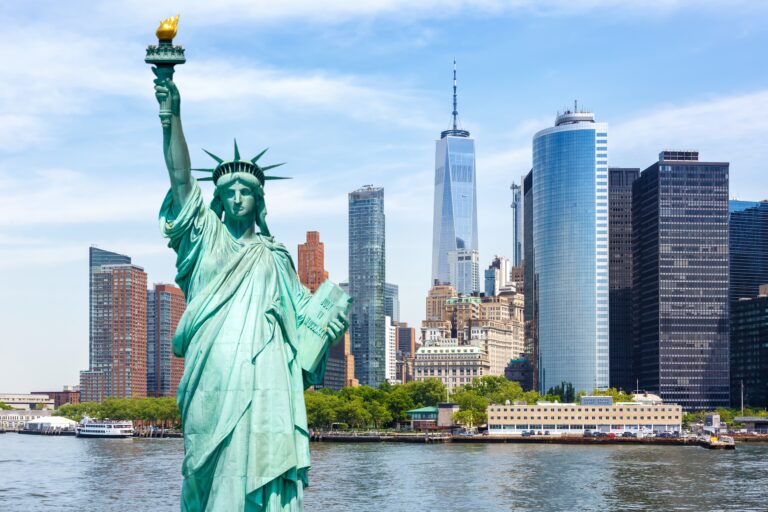 New,York,City,Skyline,Of,Manhattan,With,Statue,Of,Liberty