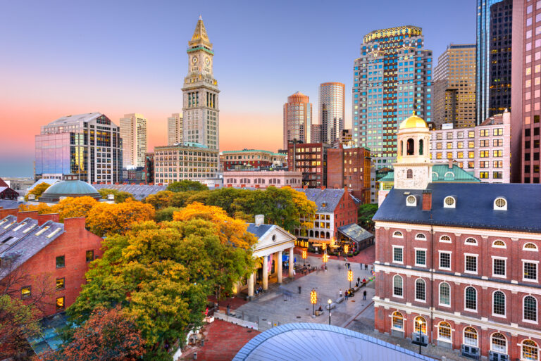 Boston,,Massachusetts,,Usa,Skyline,With,Faneuil,Hall,And,Quincy,Market