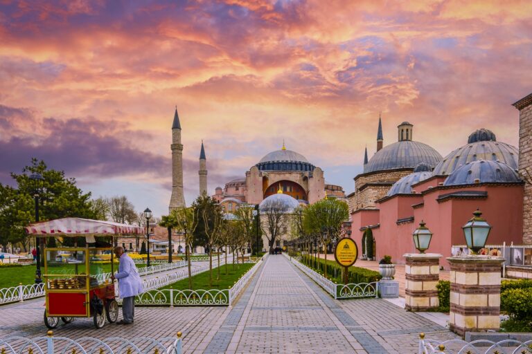 Istanbul,,Turkey,-,April,09,,2017,:,The,Sultanahmet,Square