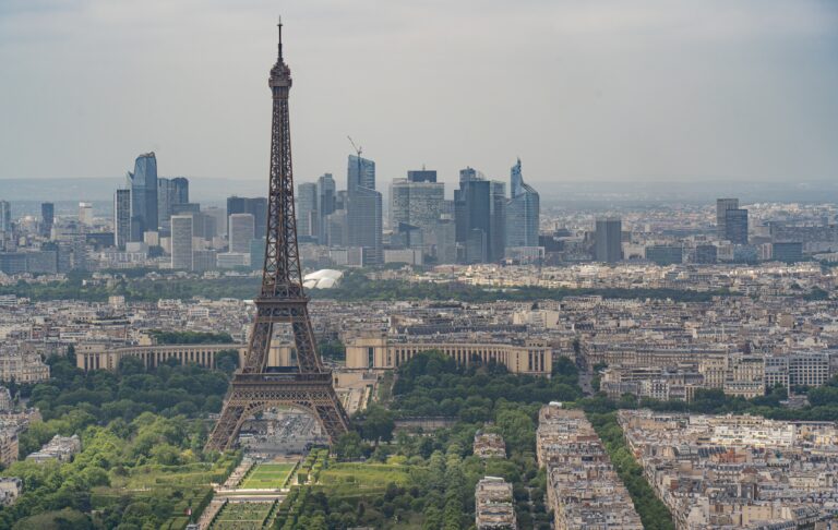 Eiffel,Tower,Majestically,Overlooks,The,Cityscape,Of,Paris